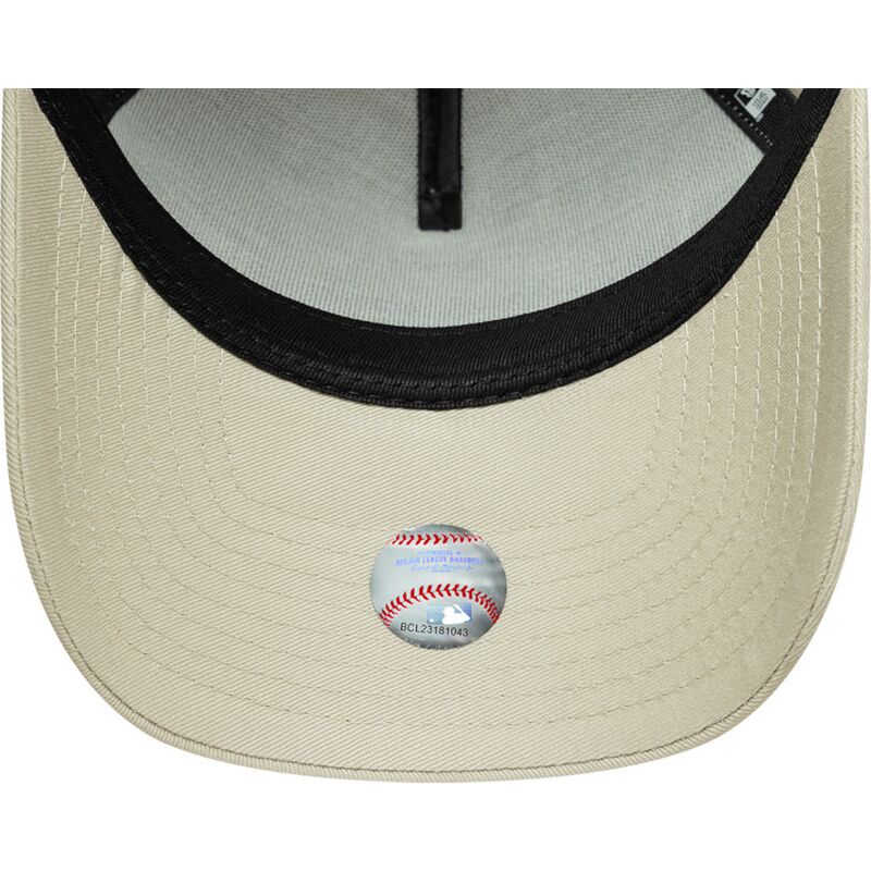 casquette-courbee-beige-snapback-avec-logo-dore-e-frame-metallic-outline-new-york-yankees-mlb-new-era casquette-courbee-beige-snapback-avec-logo-dore-e-frame-metallic-outline-new-york-yankees-mlb-new-era