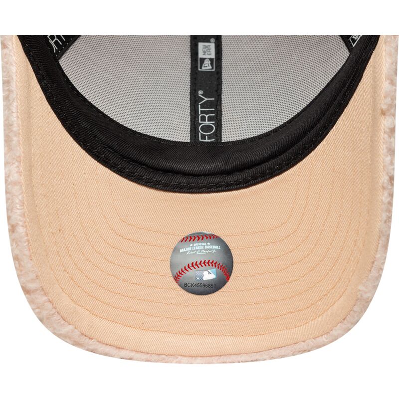casquette-courbee-rose-snapback-pour-enfant-avec-logo-rose-9forty-m-crown-winter-borg-new-york-yankees-mlb-new-era casquette-courbee-rose-snapback-pour-enfant-avec-logo-rose-9forty-m-crown-winter-borg-new-york-yankees-mlb-new-era