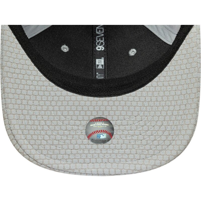 casquette-courbee-grise-snapback-avec-logo-grise-9seventy-stretch-snap-mesh-flawless-new-york-yankees-mlb-new-era