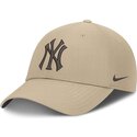 casquette-courbee-beige-ajustable-avec-logo-marron-club-structured-uv-poly-ripstop-new-york-yankees-mlb-nike