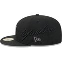 casquette-plate-noire-ajustee-avec-logo-grise-59fifty-side-script-new-york-yankees-mlb-new-era