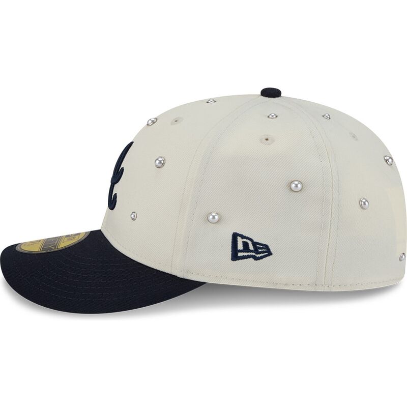 casquette-courbee-beige-et-bleue-marine-ajustee-59fifty-beads-na-lifestyle-f1-atlanta-braves-mlb-new-era
