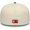 casquette-plate-beige-et-rouge-ajustee-avec-logo-rouge-59fifty-league-essential-new-york-yankees-mlb-new-era