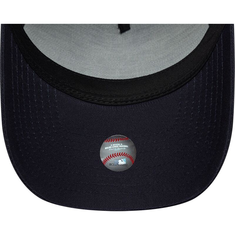 casquette-courbee-bleue-marine-snapback-avec-logo-rouge-e-frame-team-outline-new-york-yankees-mlb-new-era